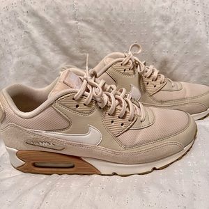 Women’s Nike Air Max 90, slightly used, no damage.